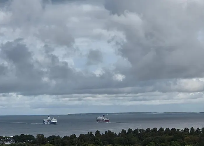 Under Your Eyes 아파트 *